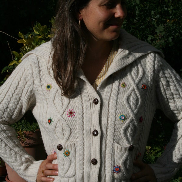 Cardigan veste vintage, TYROL, brodé main, 80% laine , écru, boutonnée, taille 36/38, style irlandais