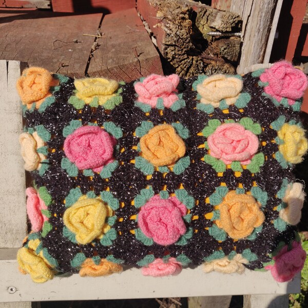 Coussin vintage  GRETA, une face au crochet, carrés granny  avec fleurs crochet, l'autre face tissu, fait main, déhoussable