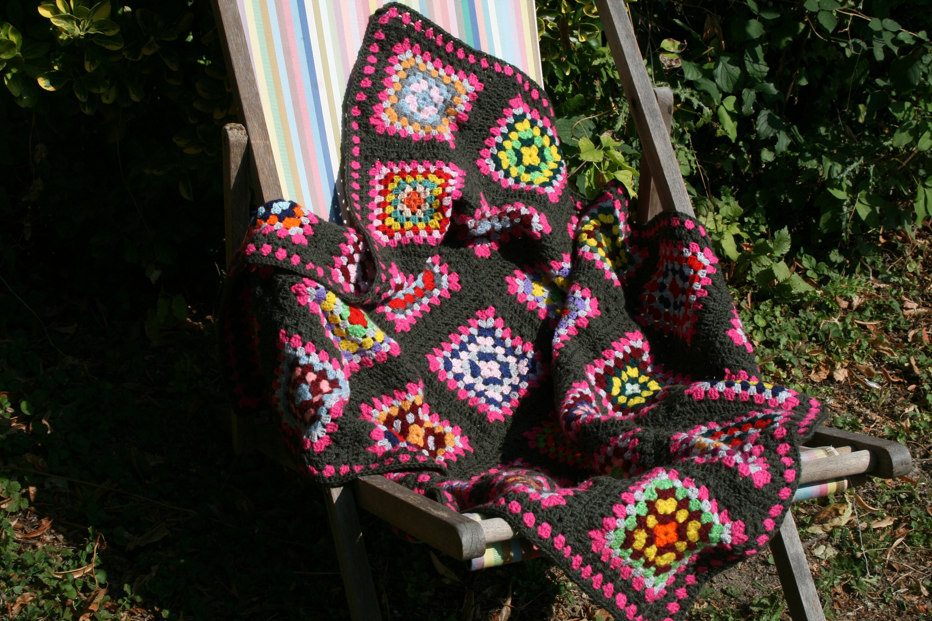 Charmante Couverture Neuve, Chartreuse, Composée de Carrés Granny Vintage Rebordés, Multicolores, Bo