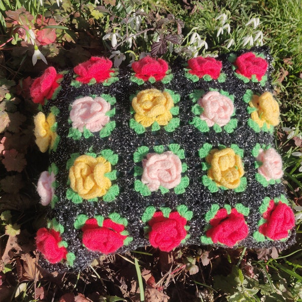 Coussin vintage  GERMAINE ,une face au crochet, carrés granny  avec fleurs crochet, l'autre face tissu, fait main, déhoussable