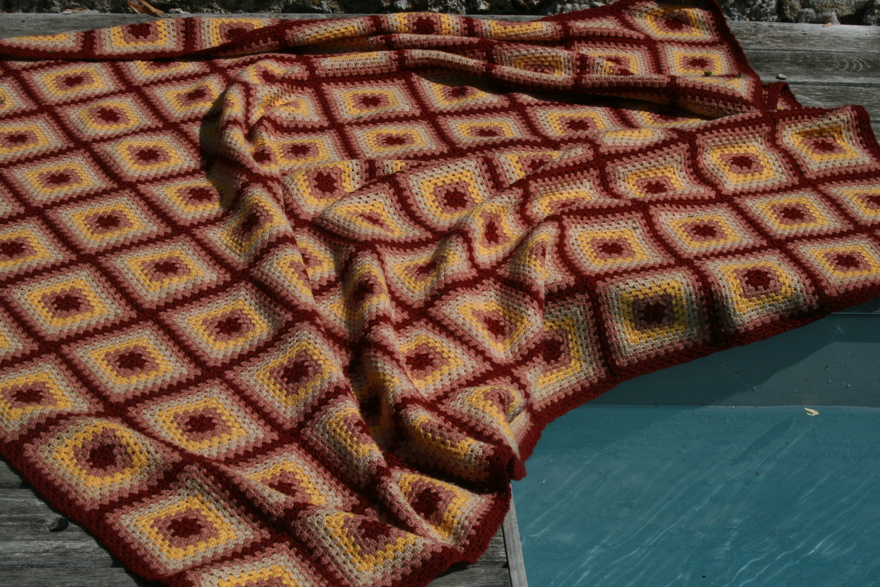 Grande Couverture Vintage en Carrés Crochet, Chalet, 110 Granny Identiques, Rouille, Jaune, Vieux Ro