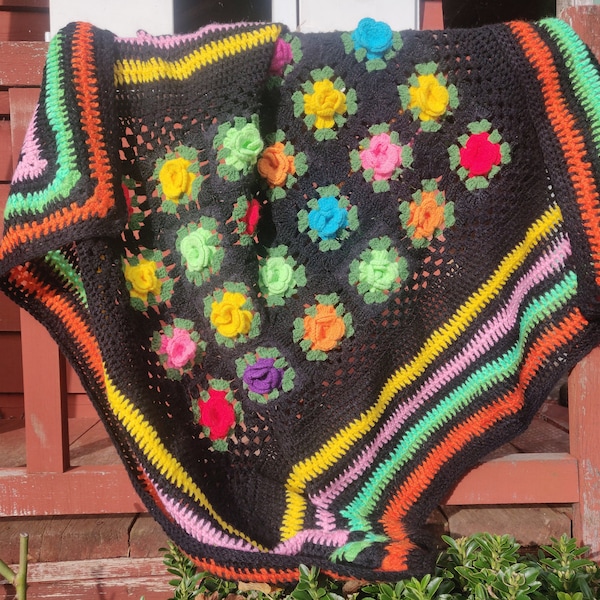 Couverture neuve au crochet, GAIA, carrés granny avec fleurs vintage multicolores au crochet, fond noir, bordure rayée