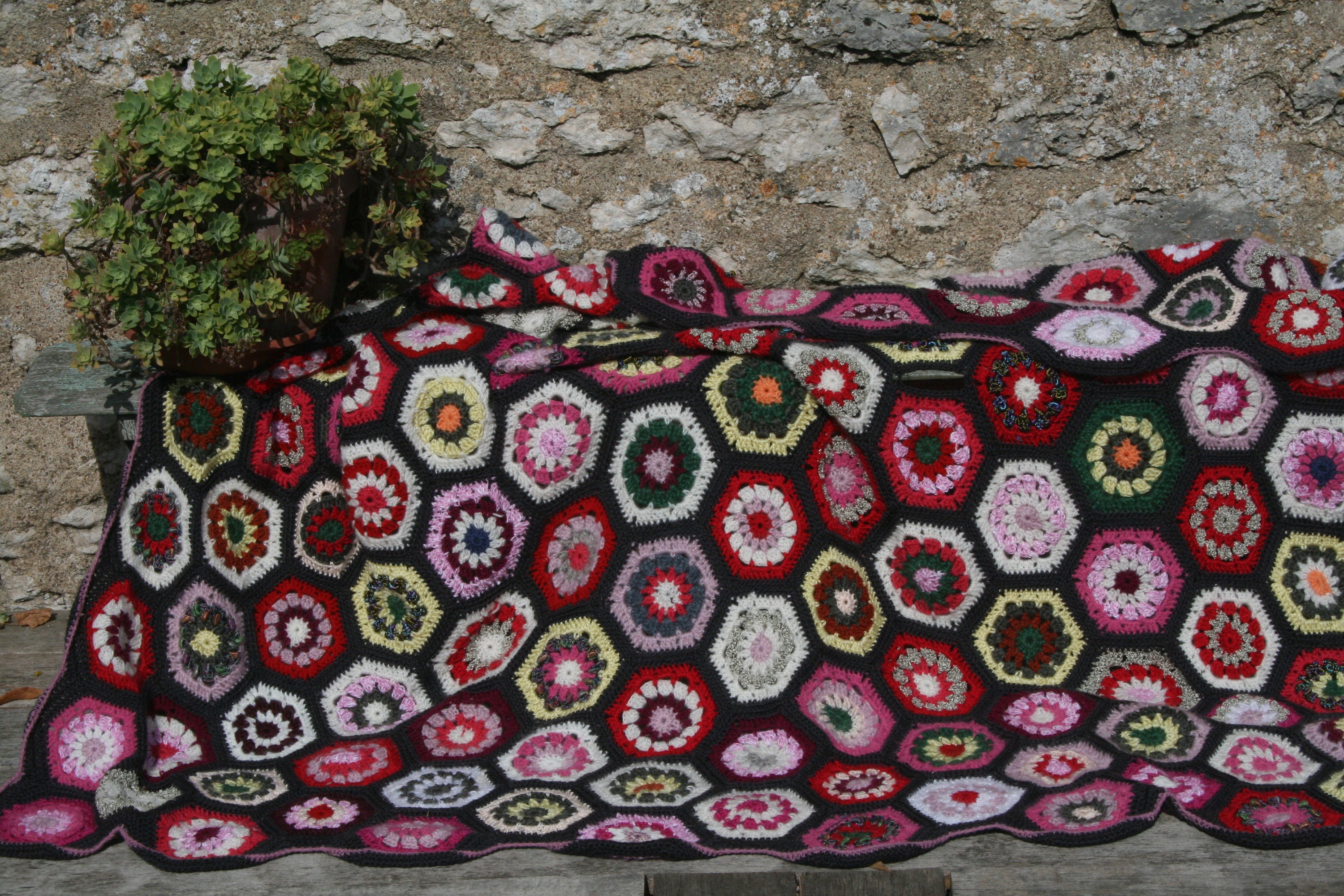 Couverture Vintage, Solange, Hexagones Crochetés, Multicolores, Anthracite, Douce et Légère.