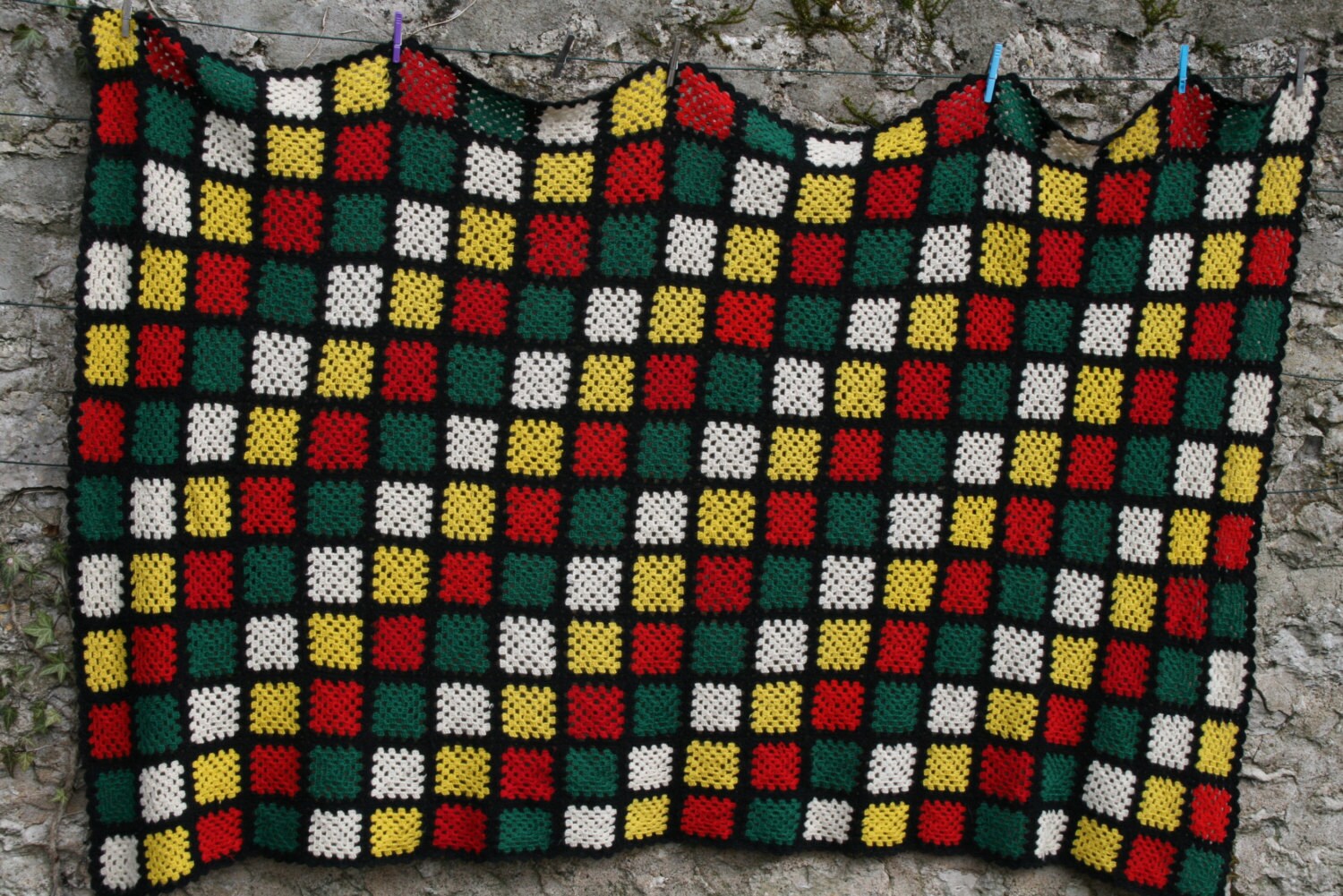 Jamaique Grande Couverture Crochet Vintage, Carrés Granny Rouge, Vert, Jaune, Écru Bordés de Noir, D
