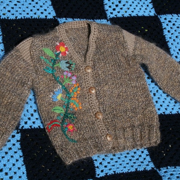 Cardigan gilet enfant tricot fait main neuf, MACHA, brodé de fleurs style slave, laine gris/beige/pailletée, bordures crochet 2 à 6 ans