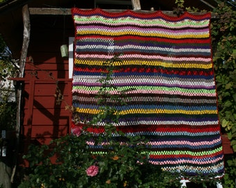 Angélique : Nice french vintage afghan blanket crocheted stripes, crocheted multicolored lace.