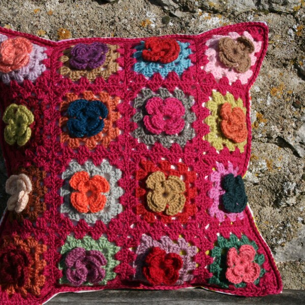 Eglantine : Coussin neuf,  carrés granny multicolores ornés de fleurs au crochet, tissu coton neuf, déhoussable, coussin intérieur neuf.