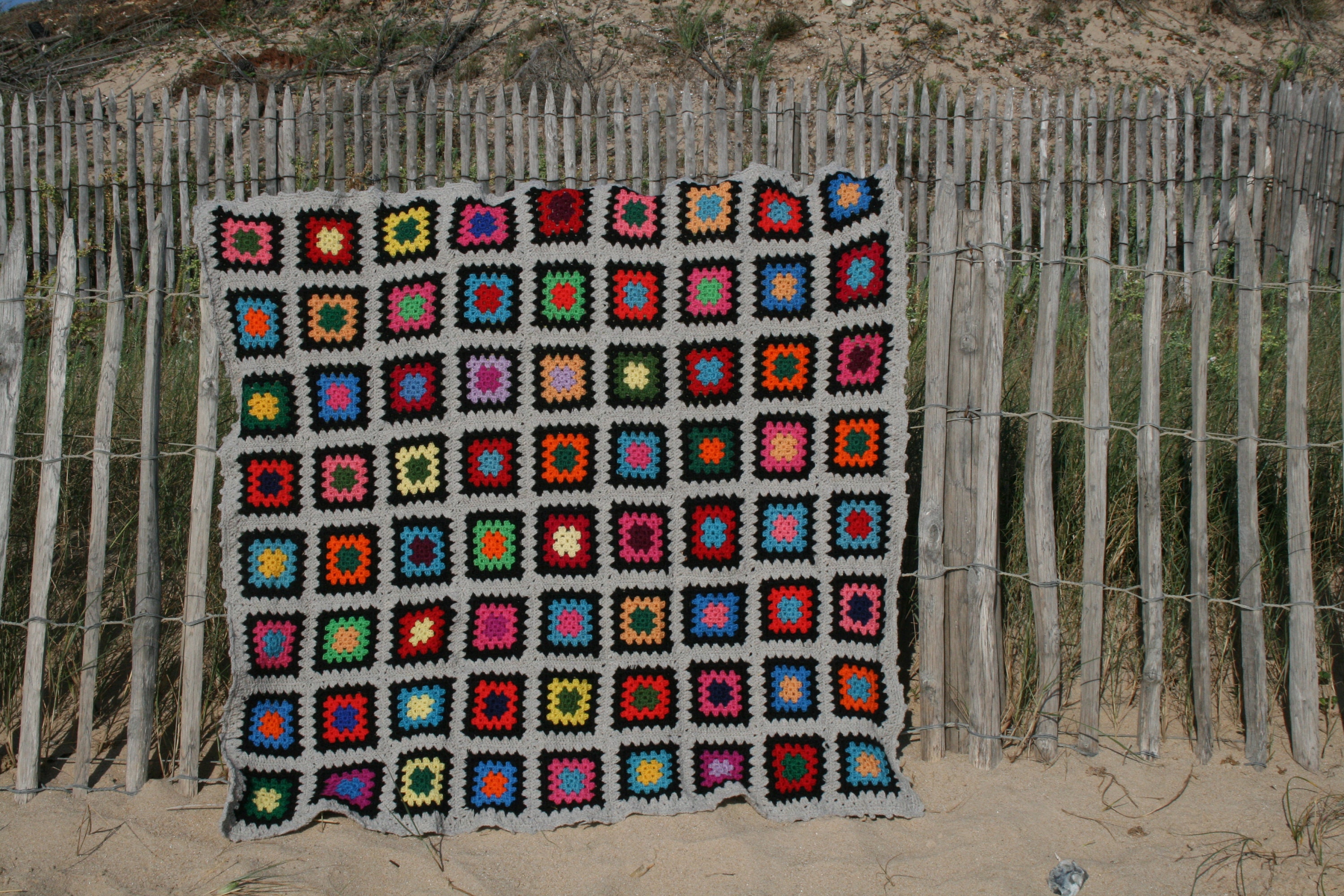 Charmante Couverture Neuve, Leon, Composée de Carrés Granny Vintage Rebordés, Multicolores, Bords Gr