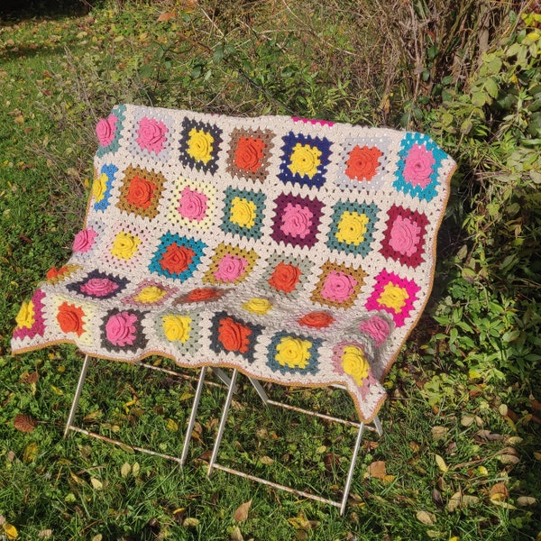 Petite couverture neuve au crochet, MESANGE, carrés granny avec fleurs au crochet, fond écru