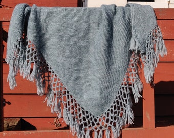 Pretty grey/blue little french vintage knitted shawl, fringed