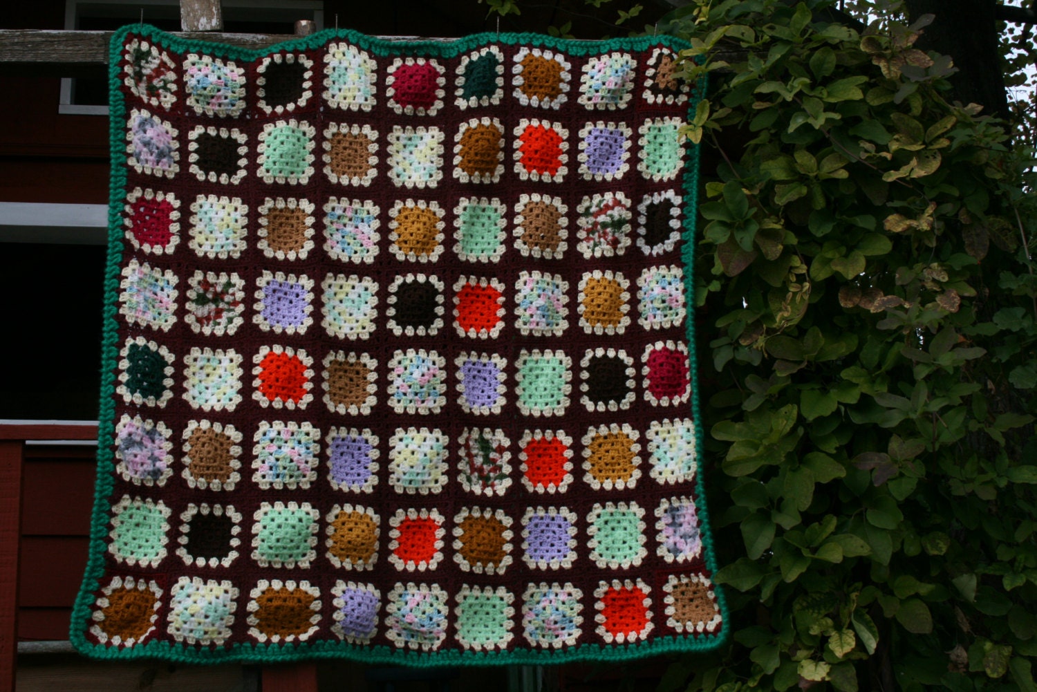 Gilda Jolie Couverture Neuve Au Crochet, Carrés Granny, Bordures Bordeaux