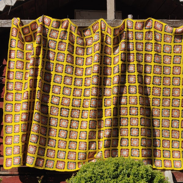 Grande couverture vintage en carrés crochet, SOMALIE, 336 carrés granny identiques, fond jaune vif