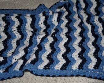 Liana : Nice french vintage crocheted little chevron blanket, white and 2 shades of blue.