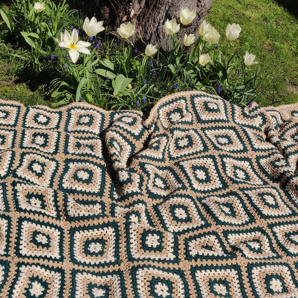 Grande couverture vintage au crochet seventies , MICHEL, carrés granny identiques, vert, beige et écru