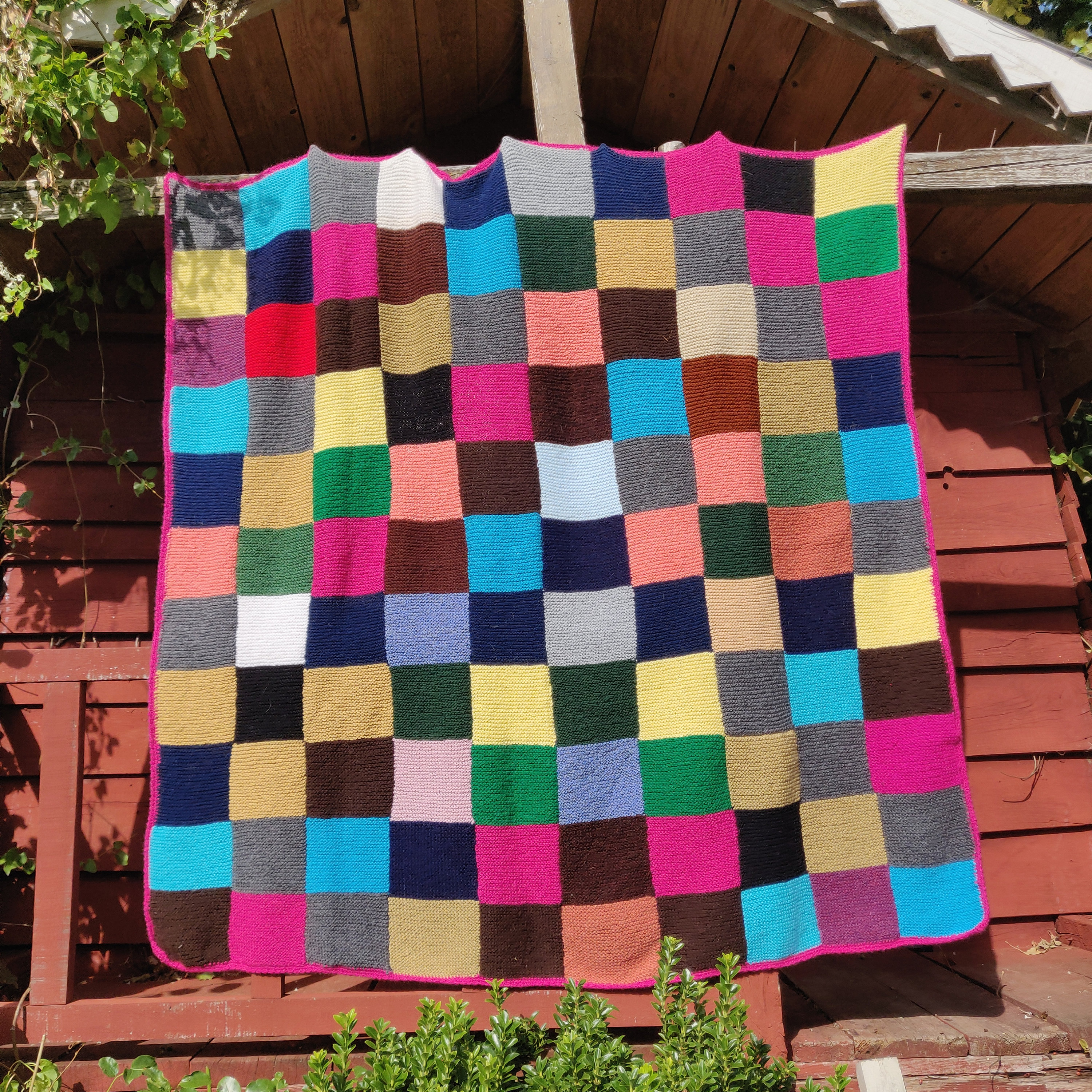 Petite Couverture Vintage en Carrés Tricotés Au Point Mousse, Couleurs Vives, Fuschia, Jaune, Turquo