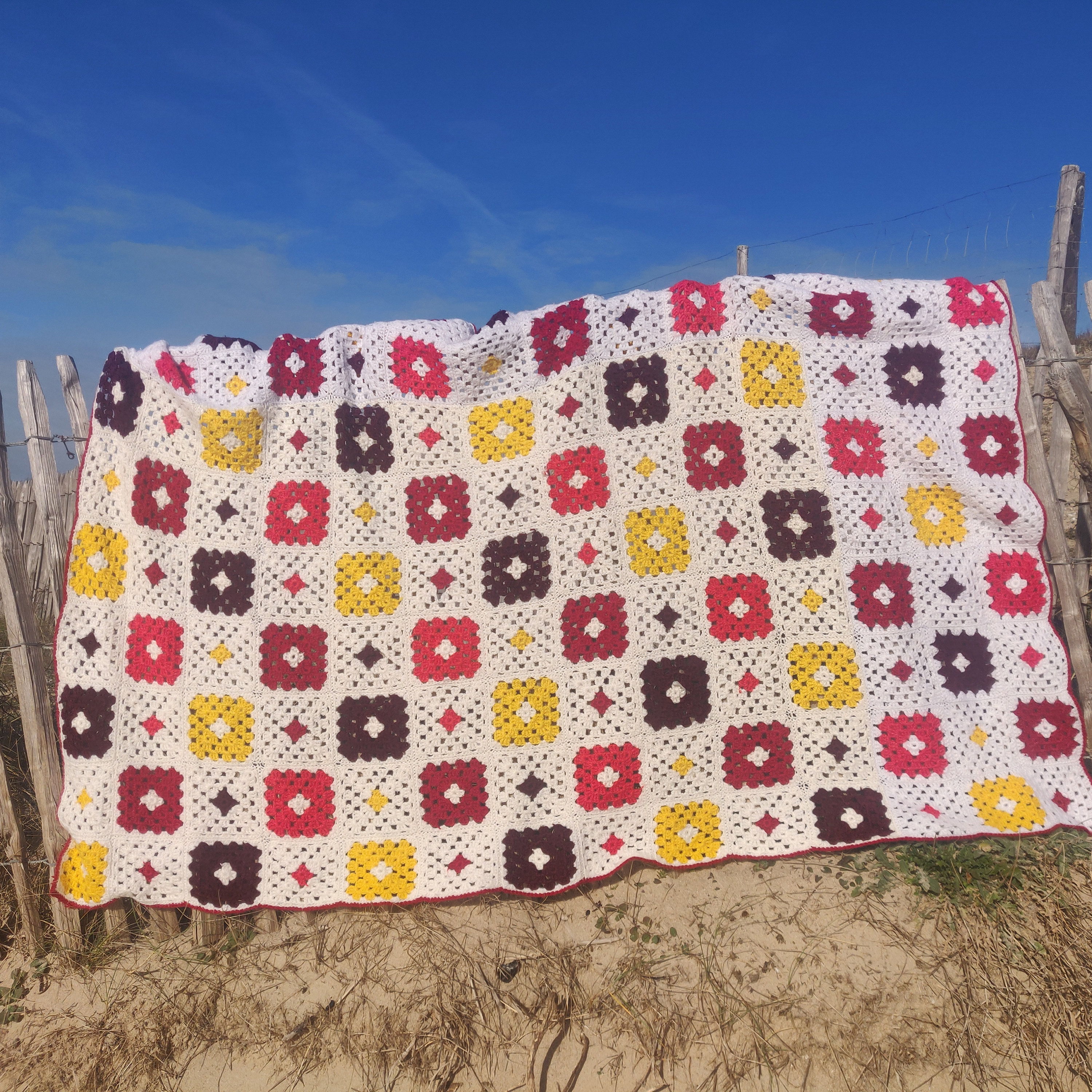 Couverture Carrés Granny, Vesper, Laines Multicolores, Orange, Rouge, Jaune, Bordeaux, Bords Blancs 