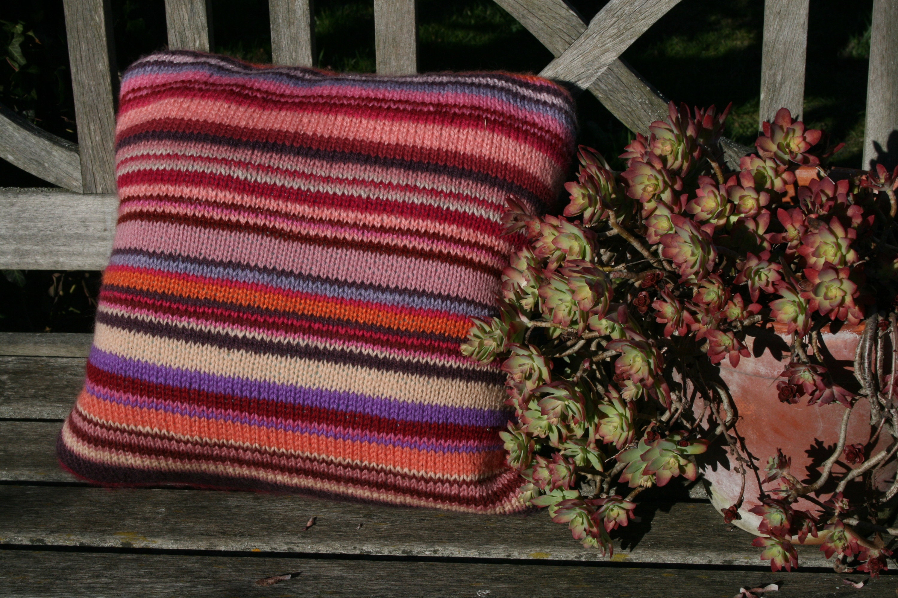 Coussin Neuf Au Tricot, Rayures Façon Kilim, Medellin, Les 2 Faces Non Déhoussable, Coussin Intérieu