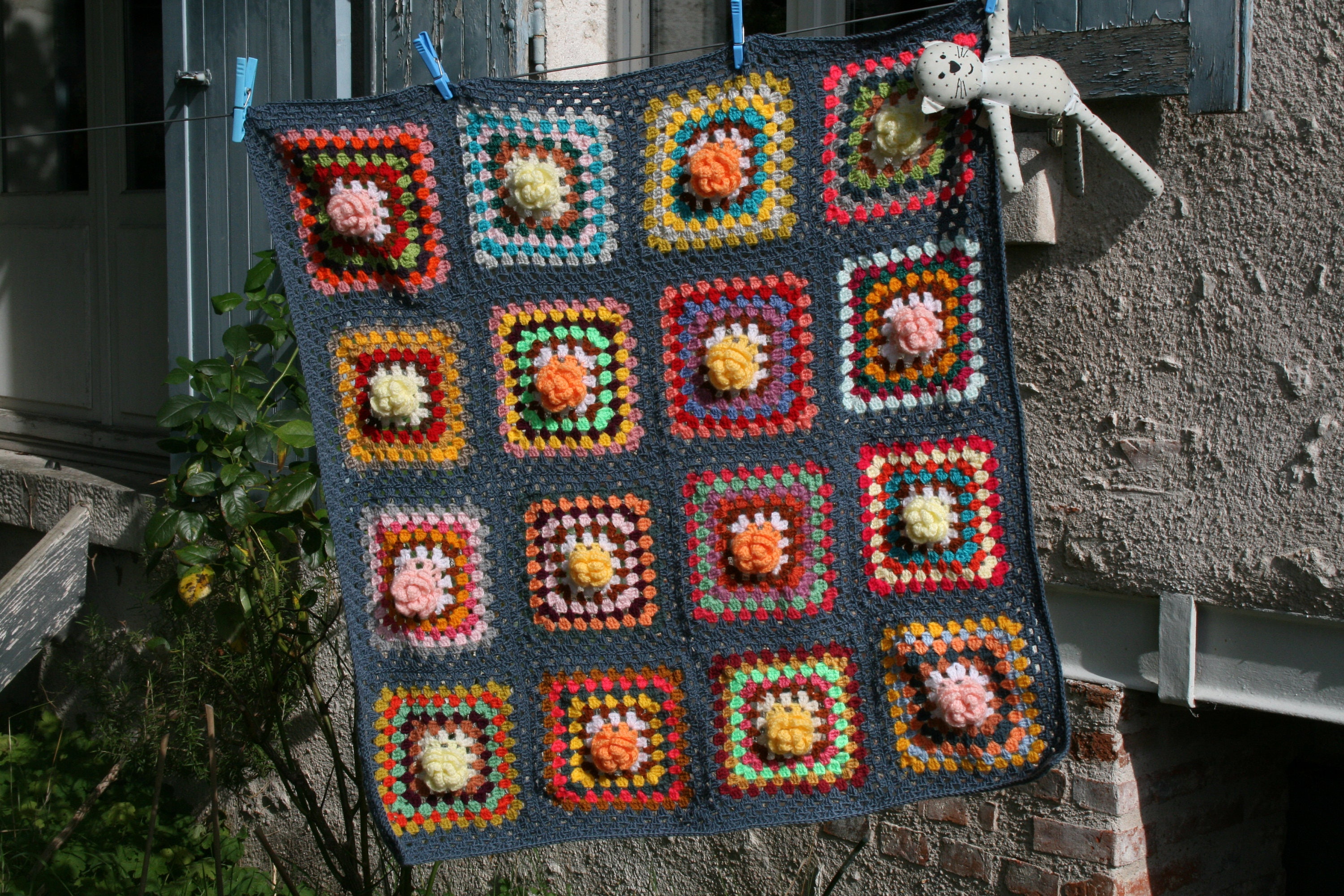 Couverture Bébé Neuve, Noe, Composée de Carrés Grany Ornés Fleurs Jaunes et Orange ou Roses Au Croch