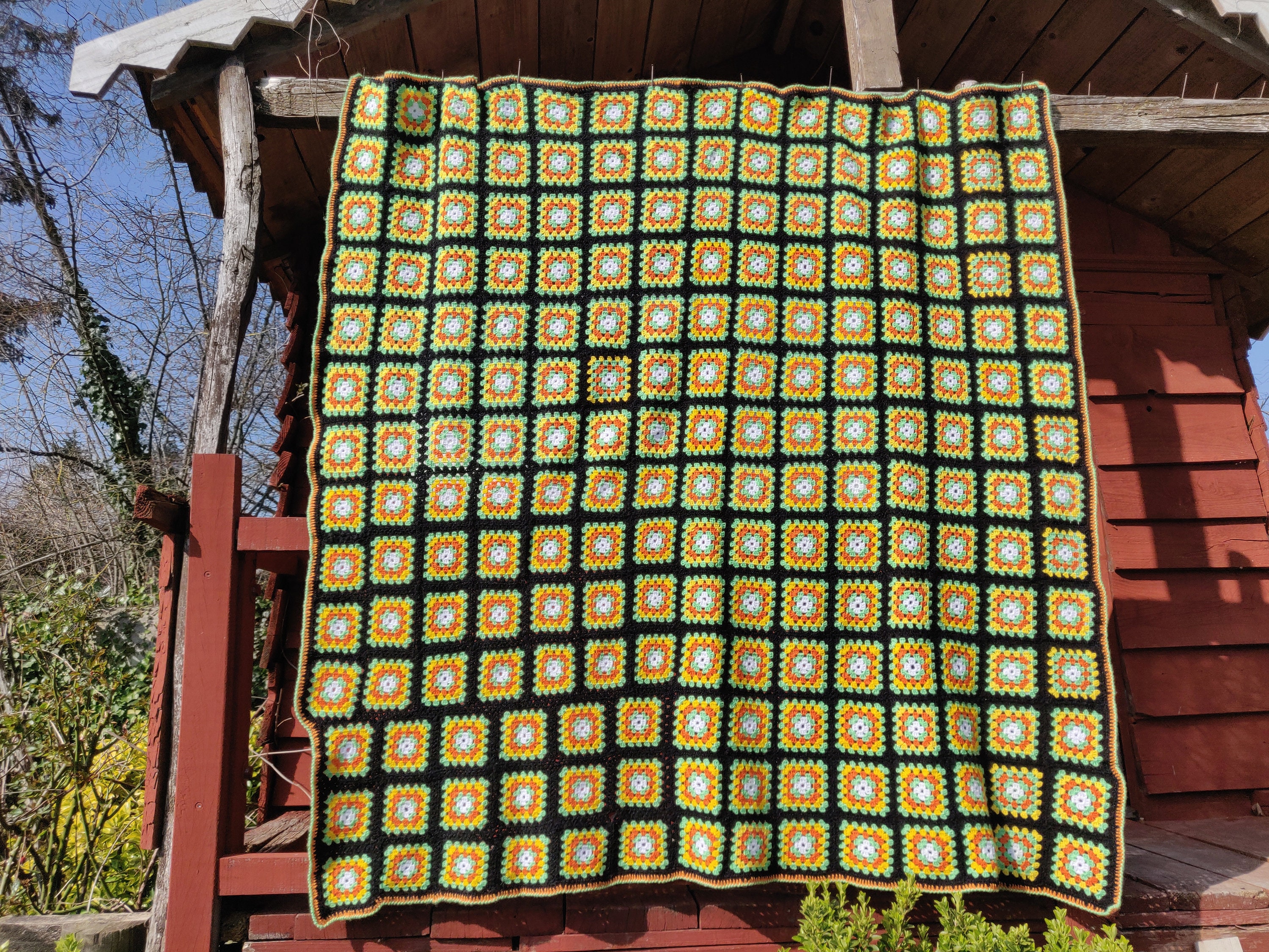 Couverture Vintage en Carrés Crochet, Spring, Granny Identiques, Orange, Jaune, Vert, Blanc et Noir