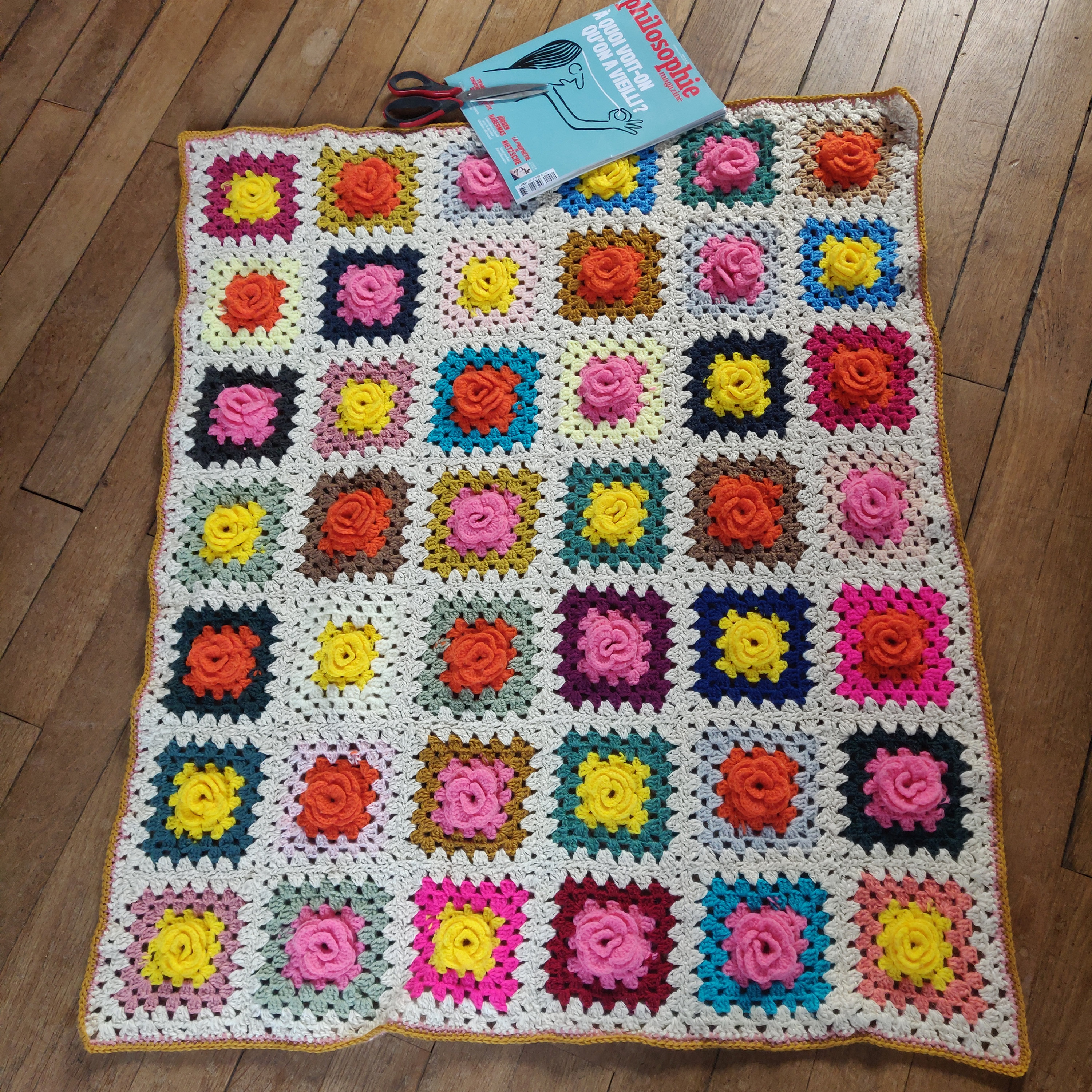 Petite Couverture Neuve Au Crochet, Mesange, Carrés Granny avec Fleurs Fond Écru