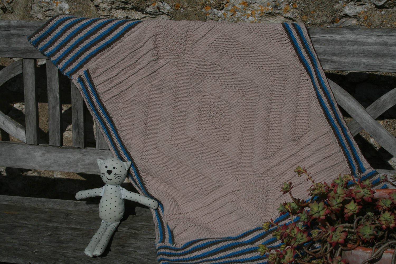 Avignon Mignonne Couverture Bébé, Tricotée en Coton, Beige, Bordures Rayées Turquoise et Brun, Doubl