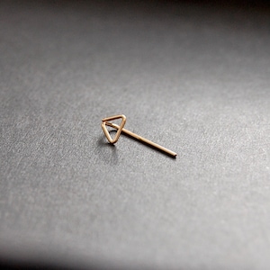 Peut inclure: Un anneau de nez en or en forme de triangle avec une tige fine et droite.
