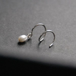 Boucles d'oreilles perle spirale - argent sterling, or 14 carats, argentium, boucles d'oreilles minimalistes, câlin d'oreille, boucle d'oreille double piercing, goutte de perle