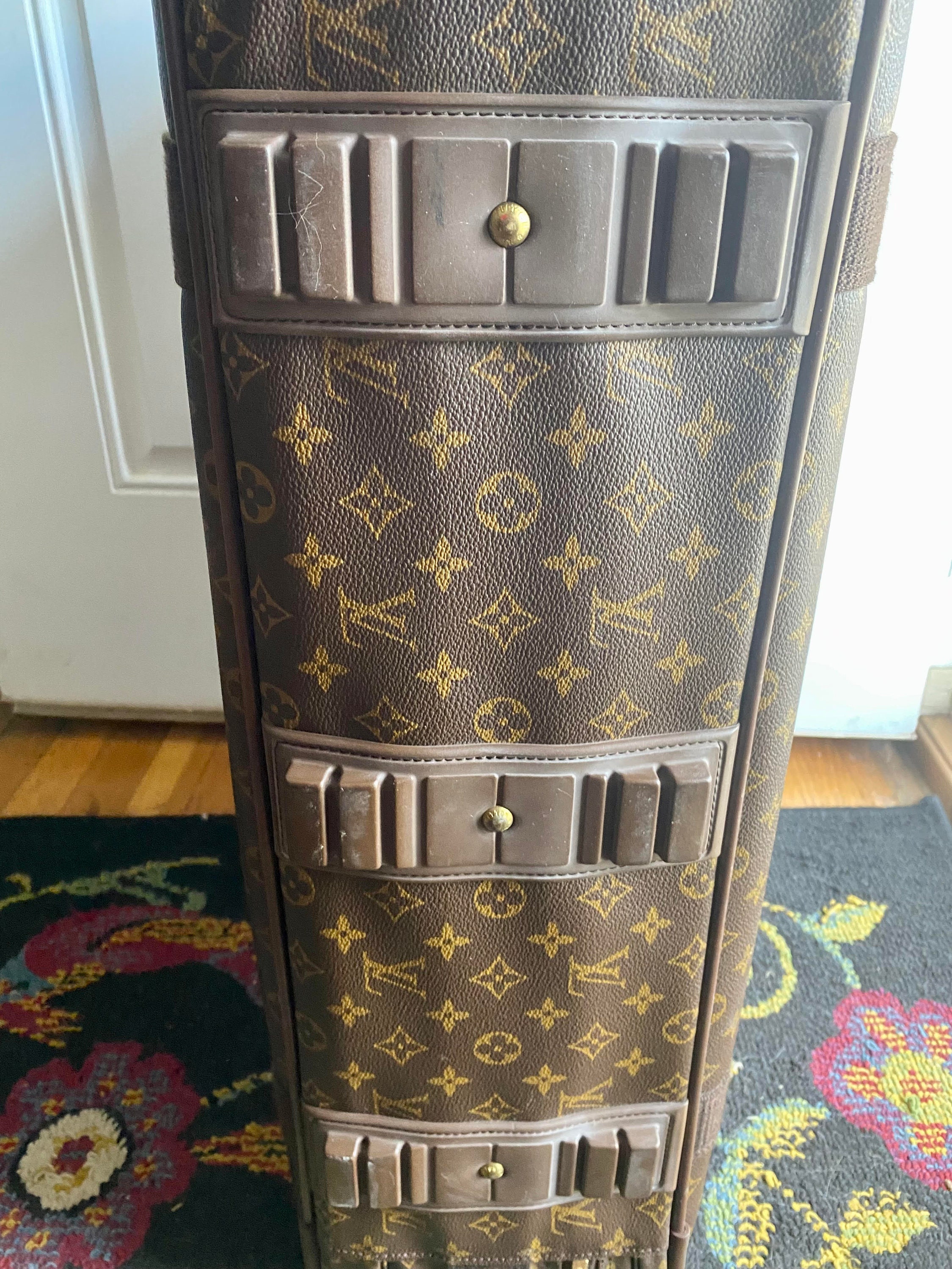 Just finished cleaning and conditioning my “new” vintage travel bag : r/ Louisvuitton