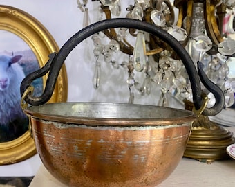 Petite poêle ronde ouverte en cuivre avec poignée supérieure torsadée en fer lourd