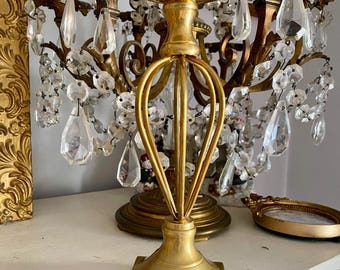 Candelabro alto de latón con base abierta