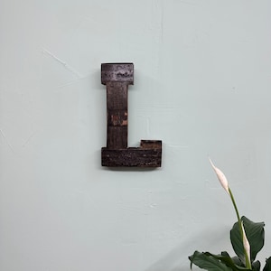 Recorte de madera de barril de bourbon con monograma "L" de 1' y anillos