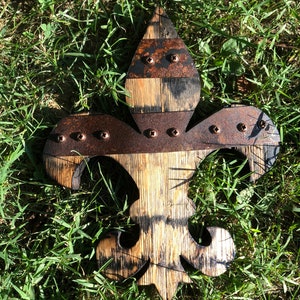 Recorte de madera de barril de bourbon con flor de lis de 1’ y anillos