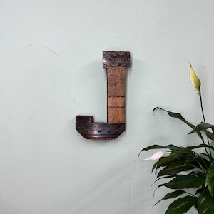 Recorte de madera de barril de bourbon con monograma “J” de 1' y anillos