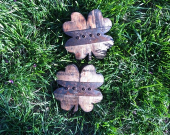 Recorte de madera de barril de bourbon con trébol de cuatro hojas de 6" y anillos (par)