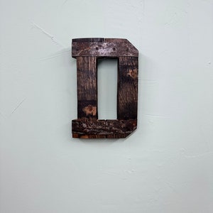 Recorte de madera de barril de bourbon con monograma “D” de 1' y anillos