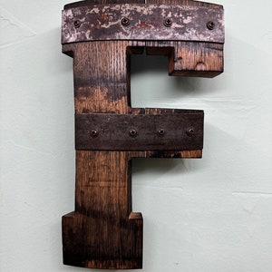 Recorte de madera de barril de bourbon con monograma "F" de 2" con anillos