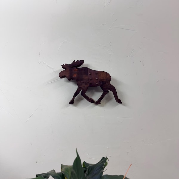 Figura de alce de 1 pulgada con forma de barril de bourbon y anillos
