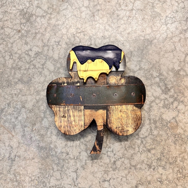 Recorte de madera de barril de bourbon de trébol encerado azul y dorado de 1' con anillos