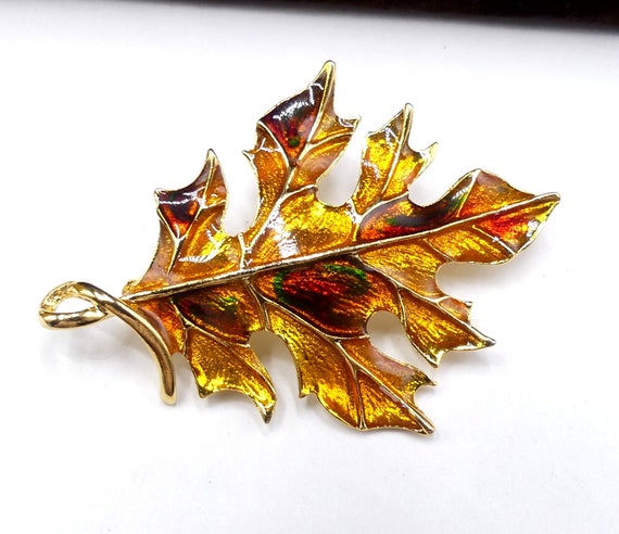 Vintage gold tone &  enamel maple leaf pin/brooch - image 1