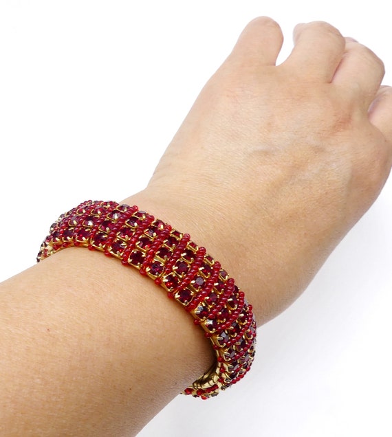 ヴィンテージゴールドトーン＆4ロールレッドラインストーンバングル