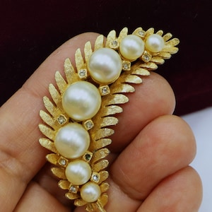 Vintage gold tone & clear rhinestone faux pearl pin brooch