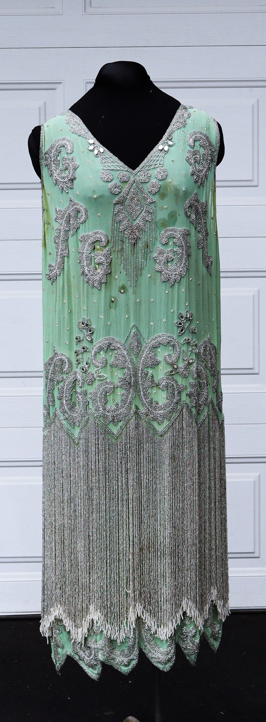 Vestido estilo charlestón original antiguo de 9 libras, de alta costura francesa de los años 20, con flecos de lentejuelas y cuentas de vidrio en lámina de plata, color verde agua.