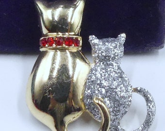 Broche vintage dorée et argentée scintillante 9 chats en strass rouges