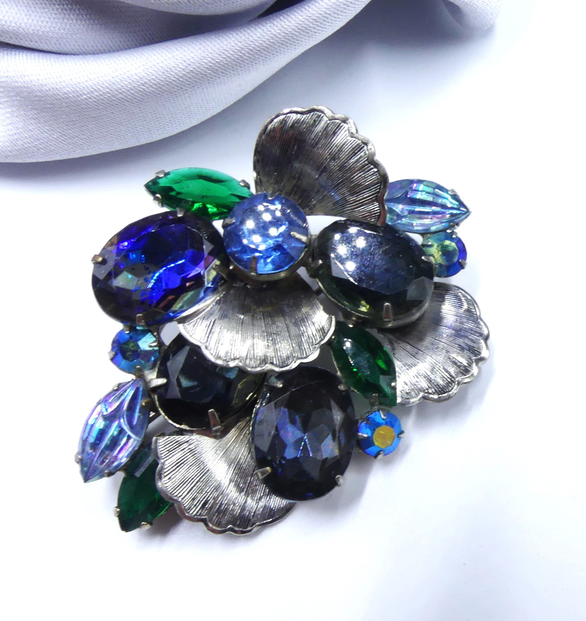 Broche Bijou Vintage Avec 2 Fleurs Et Strass Bleus - Ton Argenté - Occasion