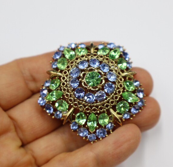 Broche Ancienne Métal Doré - Strass Bleus, Jaunes Et Verts - Bijou Vintage