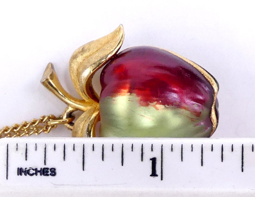 Pendentif Vintage Pomme En Verre Avec Feuille Dorée - Longueur 3,35cm - Occasion