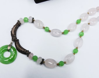 Vintage silver tone & quartz green glass beads w glass Bi pendant necklace