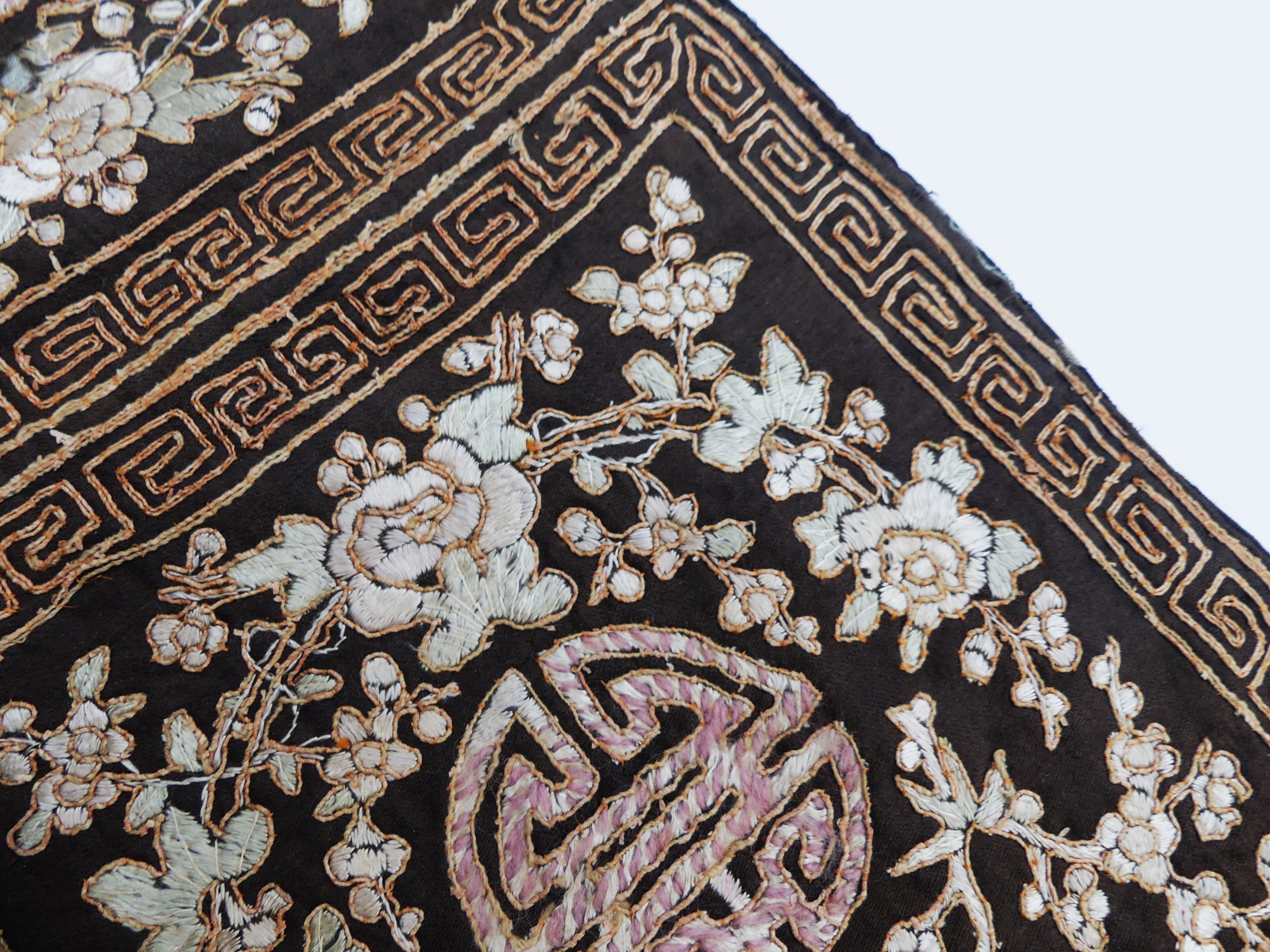 中国のアンティーク清朝の手刺繍の花と「寿」のシルクペナル - Etsy 日本