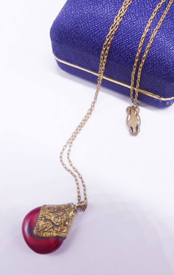Vintage gold tone & Asian style dye coral pendant 