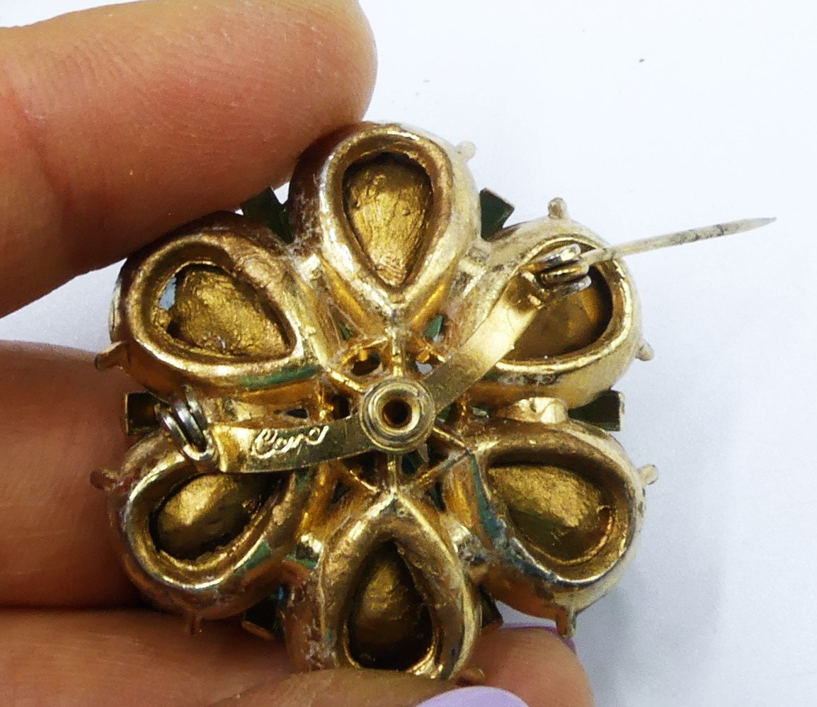 Broche Vintage Signée Coro 2567 - Fleur Gravée En Relief, Couleur Argenté, Très Bon état